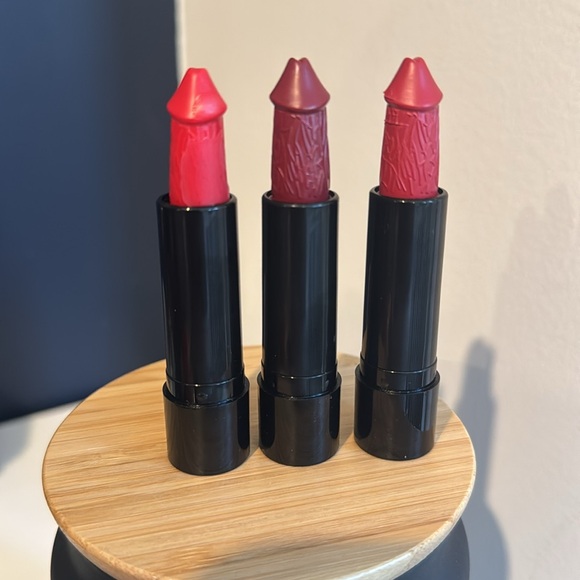 Fun colored lipsticks - Picture 2 of 3